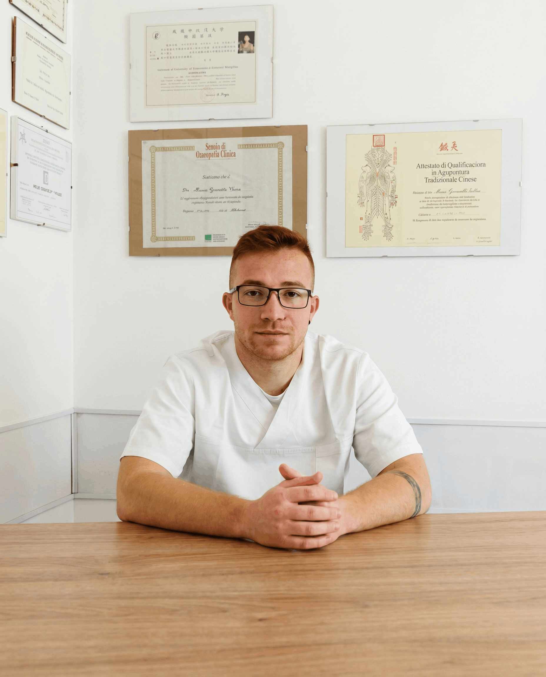 Carlo Paolo Cerruti nel suo studio di osteopatia a Milano